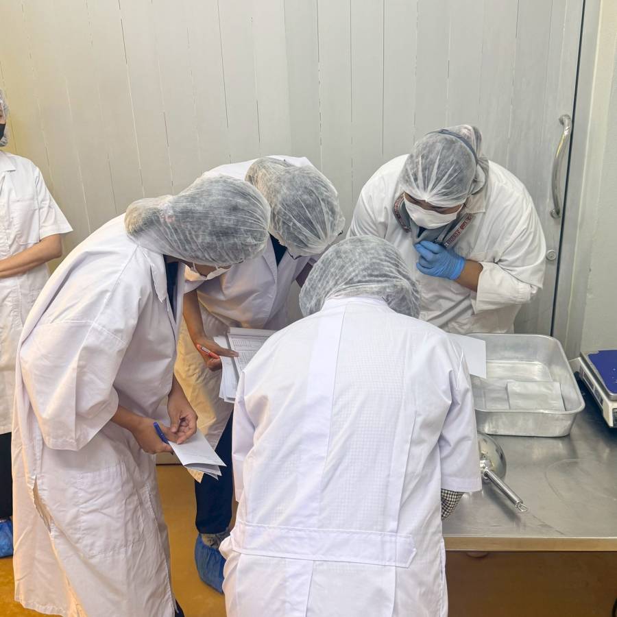 กองควบคุมอาหารและยาสัตว์ เข้าตรวจประเมินระบบ GHPs และ HACCP  โรงงานผลิตอาหารสัตว์  ประเภทวัตถุที่ผสมแล้ว ชนิดสารผสมล่วงหน้า (พรีมิกซ์) ในพื้นที่จังหวัดนครปฐม