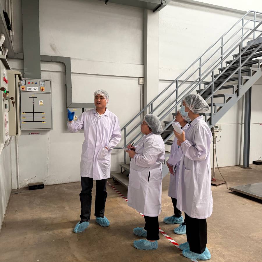 กองควบคุมอาหารและยาสัตว์ เข้าตรวจประเมินระบบ GHPs และ HACCP โรงงานผลิตอาหารสัตว์  ประเภทวัตถุดิบ และวัตถุที่ผสมแล้ว ชนิดอาหารสัตว์ผสมสำเร็จรูป ในพื้นที่จังหวัดนนทบุรี