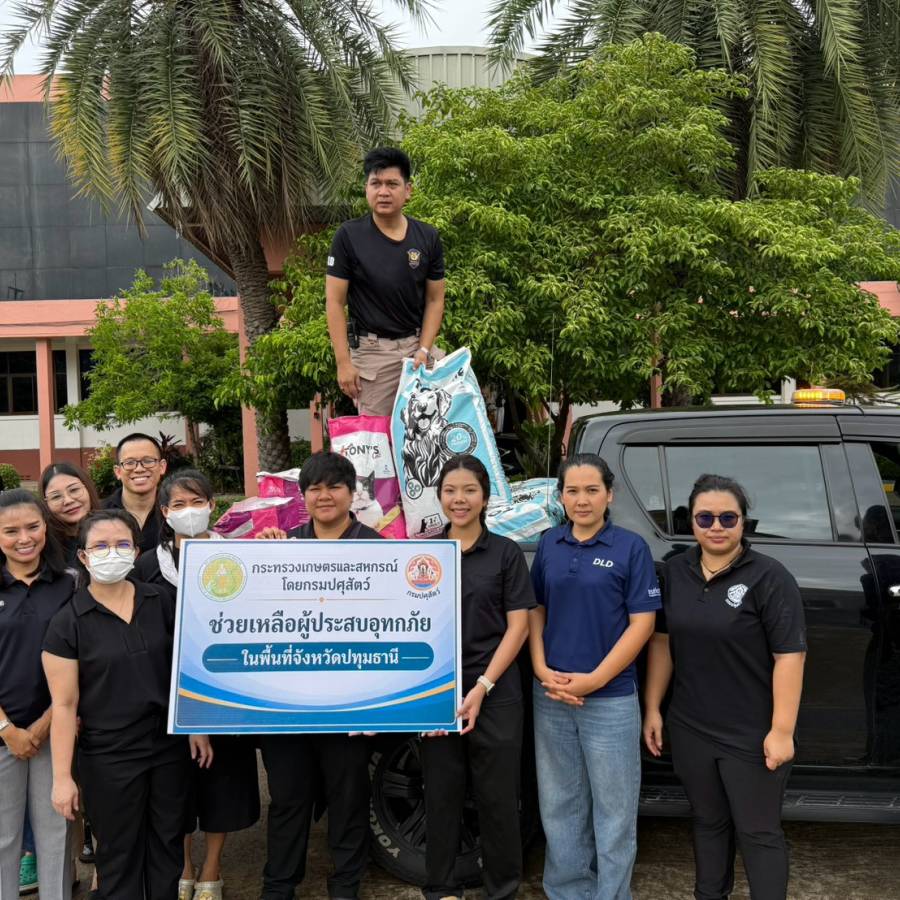 กองควบคุมอาหารและยาสัตว์ ร่วมจัดเตรียมและแพ็กอาหารสุนัขและแมว ช่วยเหลือผู้ประสบอุทกภัย จ.ปทุมธานี